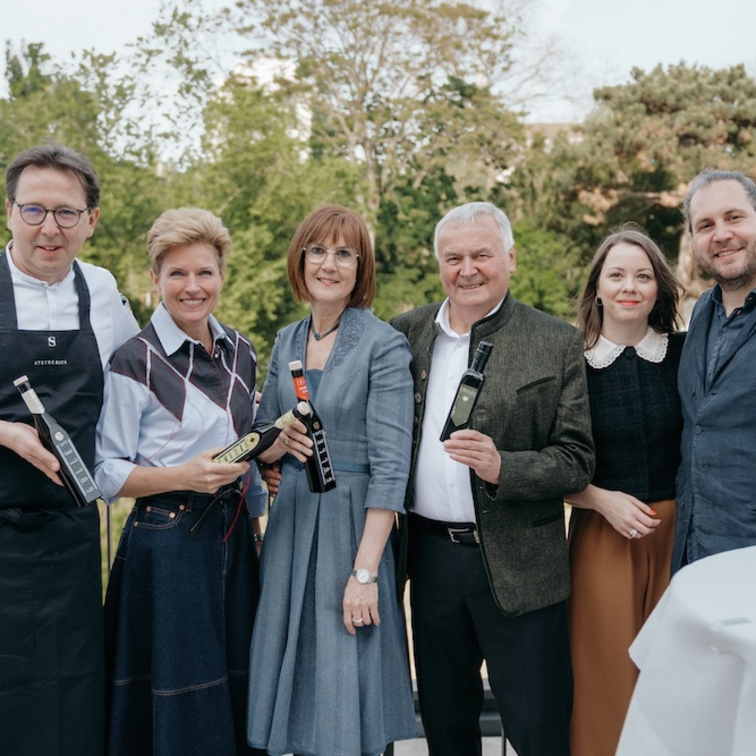 Heinz und Birgit Reitbauer, Alois und Herta Gölles, Katharina Fleck und David Gölles beim 40 Jahres Jubiläum auf der Terrasse des Restaurants Steirereck.